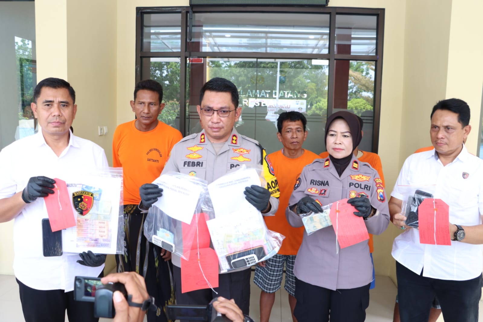 Pres Release Polres Bangkalan Tangkap Penjudi Online