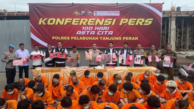 Konferensi Pers Polres Tanjung Perak Surabaya, Puluhan Tersangka Berbayu Orange