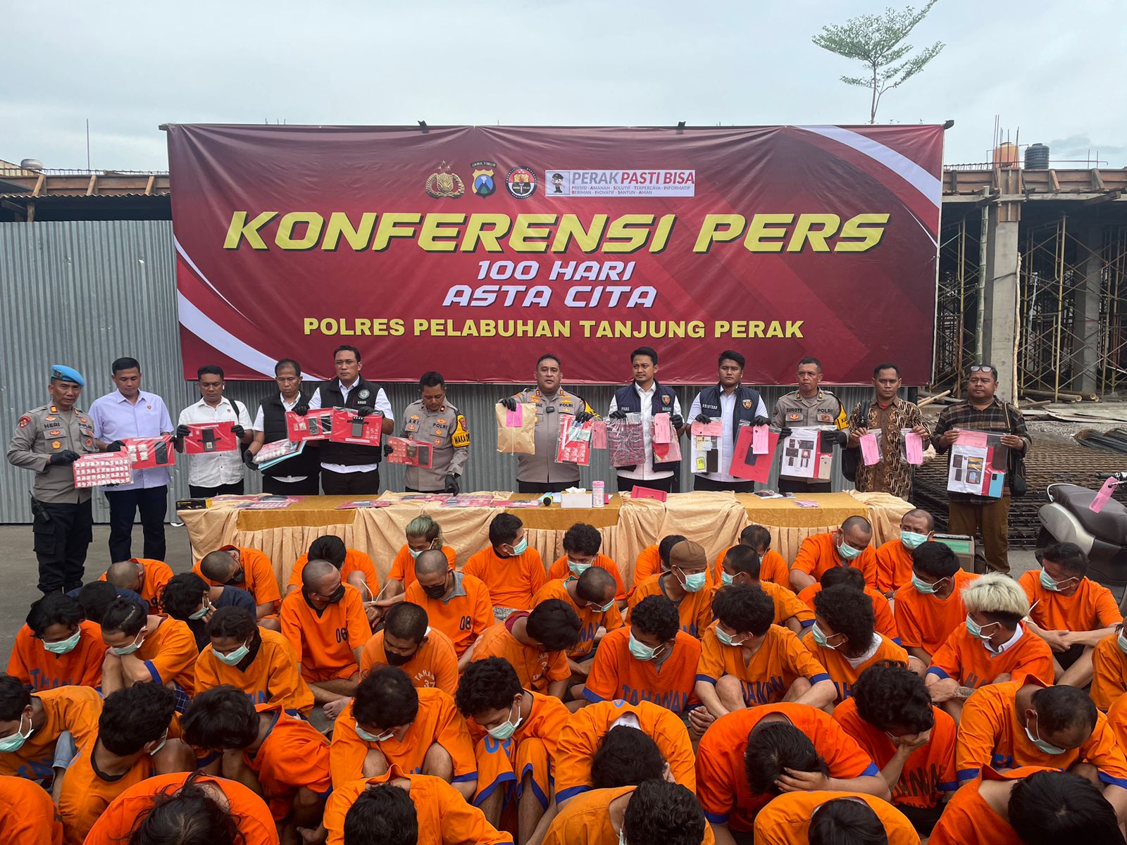 Konferensi Pers Polres Tanjung Perak Surabaya, Puluhan Tersangka Berbayu Orange