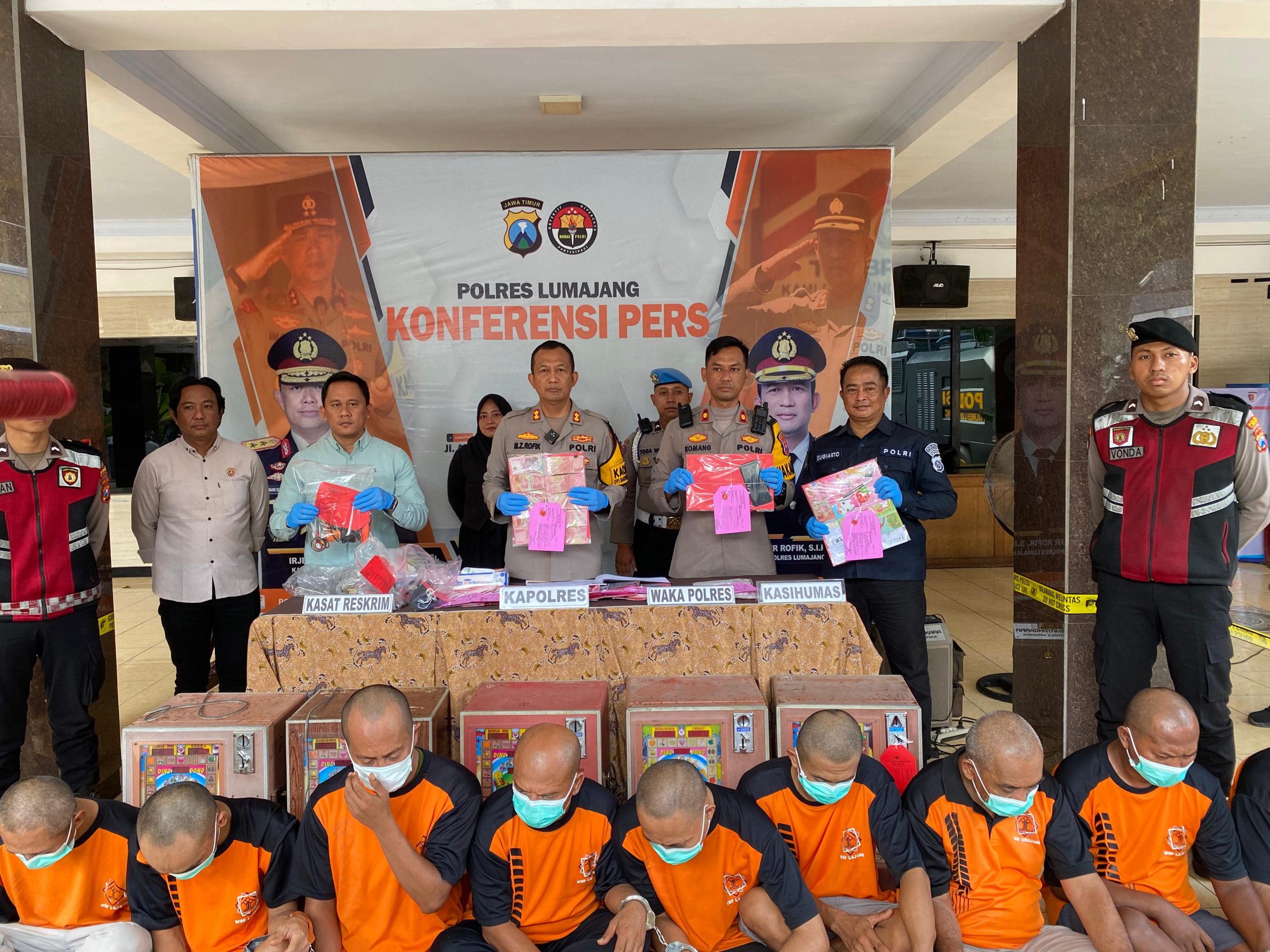 11 Orang Tersangka Pelaku Judi Online Berbaju Orenge