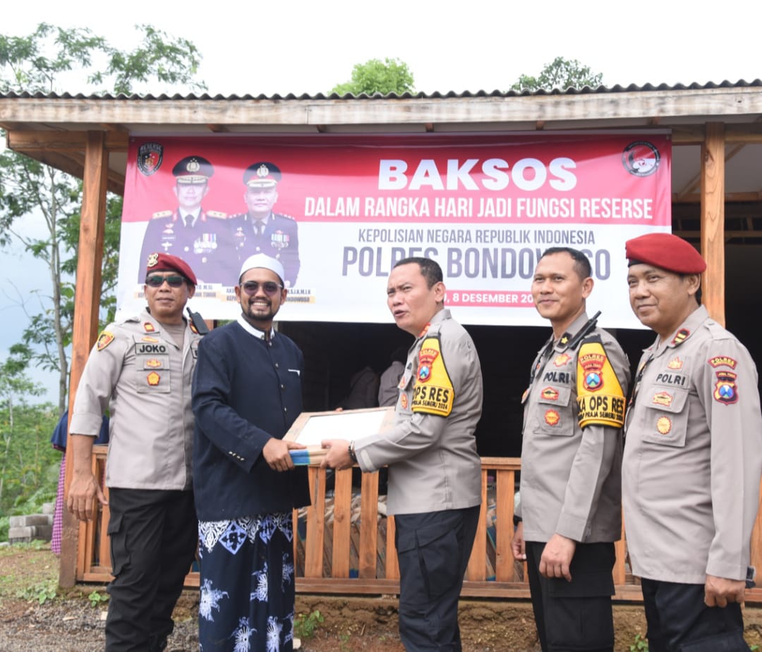 Kapolres Bondowoso bersama Jajaran Satreskrim Polres Bondowoso Saat Baksos