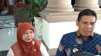 (Pj) Bupati Bondowoso Muhamad Hadi Wawan Guntoro, S.STP.,M.Si.,CIPA Bersama Kepala Dinas Sosial Anisatul Hamidah Saat wawancara Bersama Awak Media