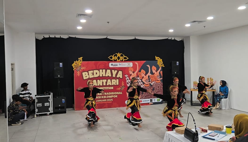 Mahasiswa Ilmu Komunikasi Universitas Muhammadiyah Jember yang tergabung dalam Excalibur Project sukses menyelenggarakan Lomba Tari Tradisional Kreasi Kelompok Kategori di Citiplaza Bondowoso (foto : Dok/SMSI Bondowoso)