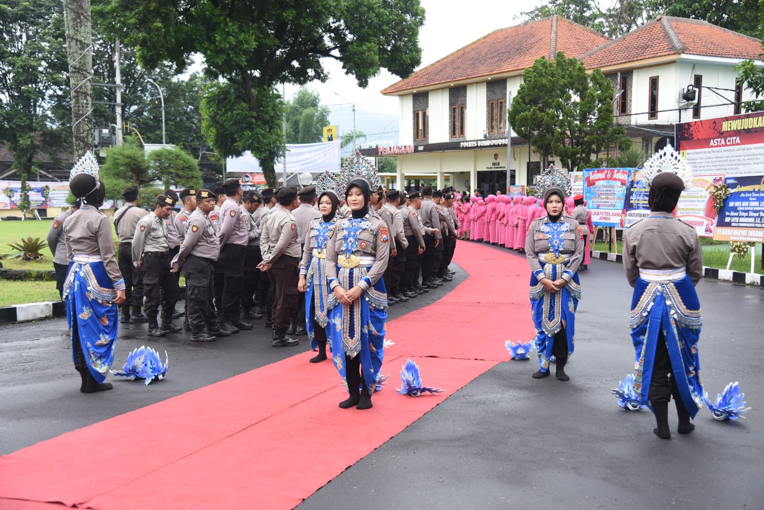 Polwan Polres Bondowoso Saat Menyambut Kapolres Baru Dengan Tarian Blue Fire