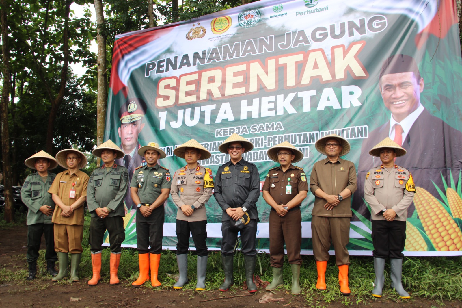 Forum Koordinasi Pimpinan Daerah (Forkopimda) Kabupaten Bondowoso Saat Kunjungi Program Ketahanan Pangan Penanaman I Juta Hektar Jagung