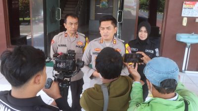 Kapolres Probolinggo AKBP Wisnu Wardana Saat Sesi Wawancara Bersama Para Wartawan.