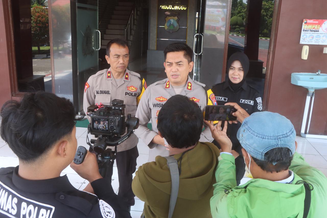 Kapolres Probolinggo AKBP Wisnu Wardana Saat Sesi Wawancara Bersama Para Wartawan.