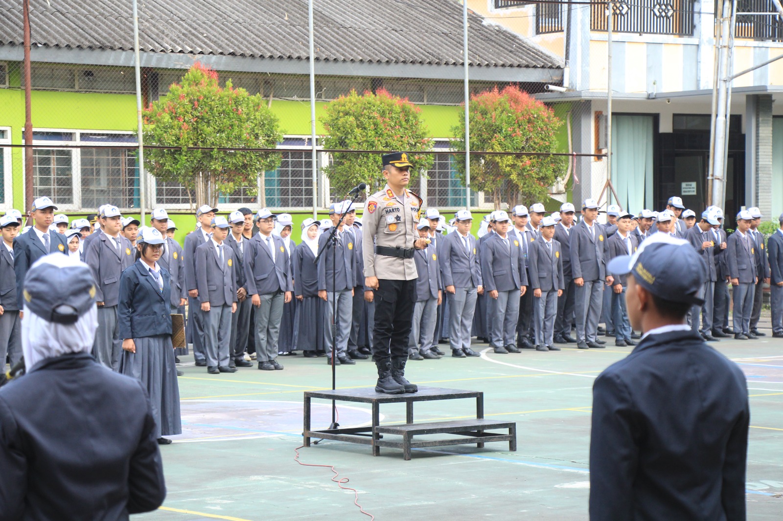 Kapolres Bondowoso Saat Pimpin Upacara di SMA Negeri 2