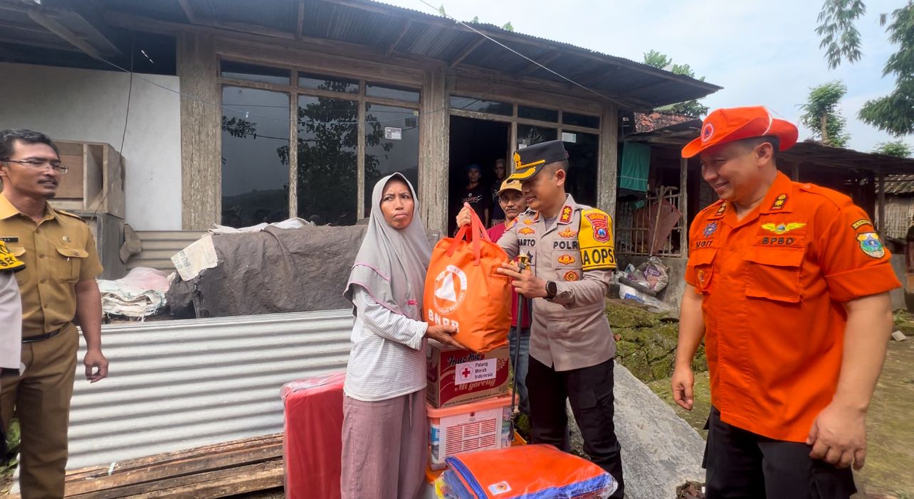 Kapolres Bondowoso AKBP Harto Agung Cahyono dan Kalaksa BPBD Bondowoso Sigit Purnomo, Saat Bantu Korban Bencana