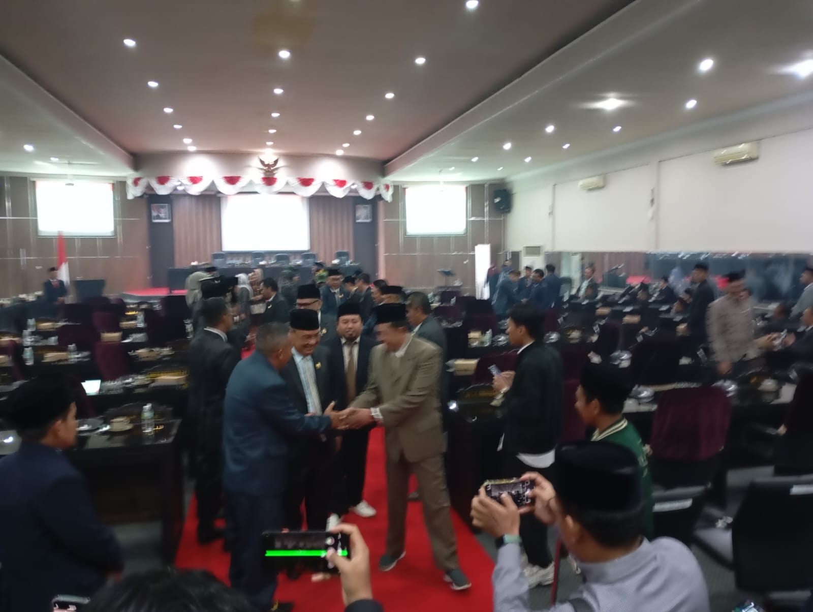 Bupati Bondowoso Terpilih H. ABDUL HAMID WAHID, M.Ag,(Jas Abu Abu) Saat Hadiri Rapat Paripurna di Gedung DPRD