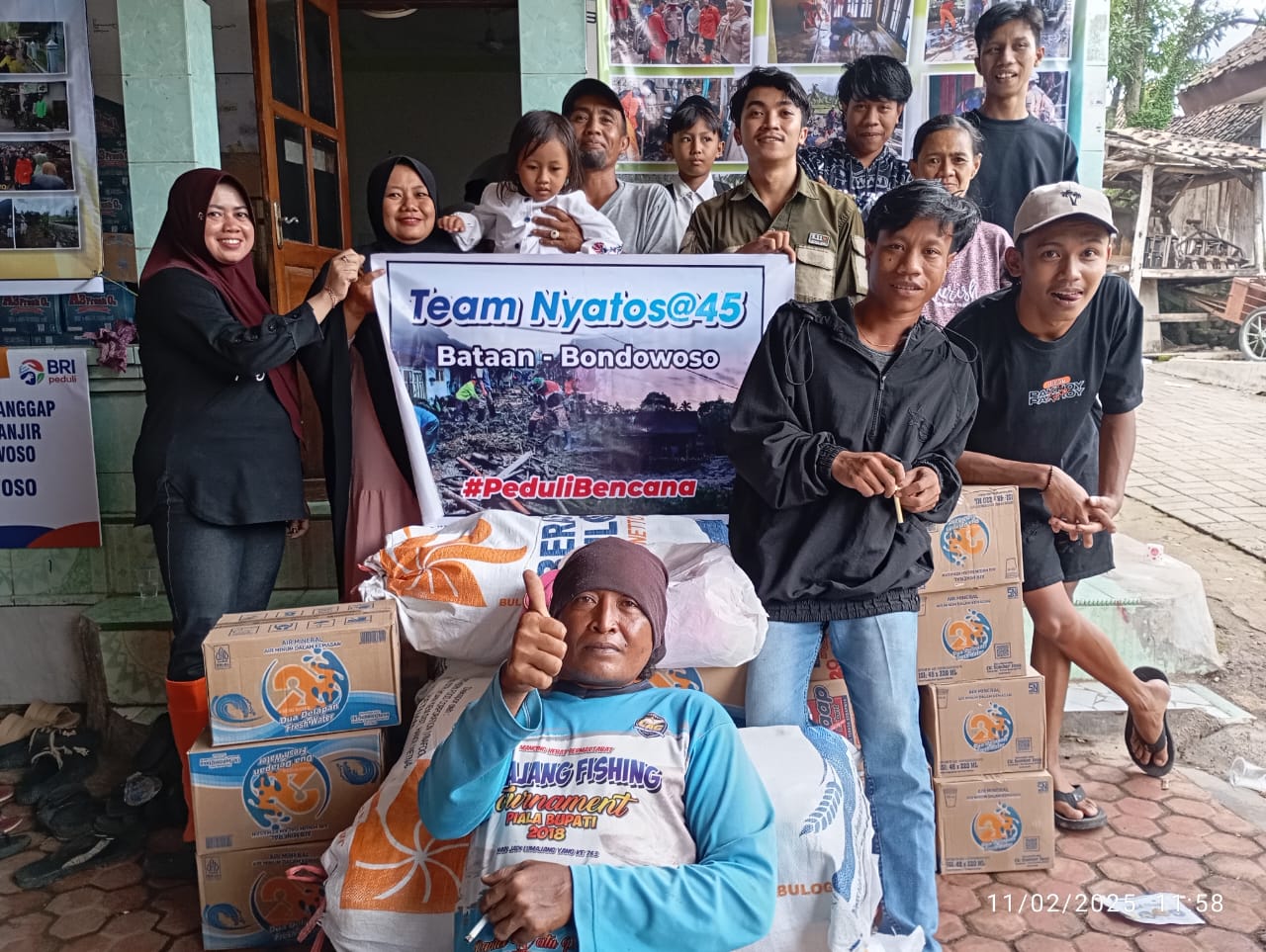 Pemuda Desa Bataan Tenggarang Bondowoso Saat Beri Bantuan Korban Banjir Wonoboyo