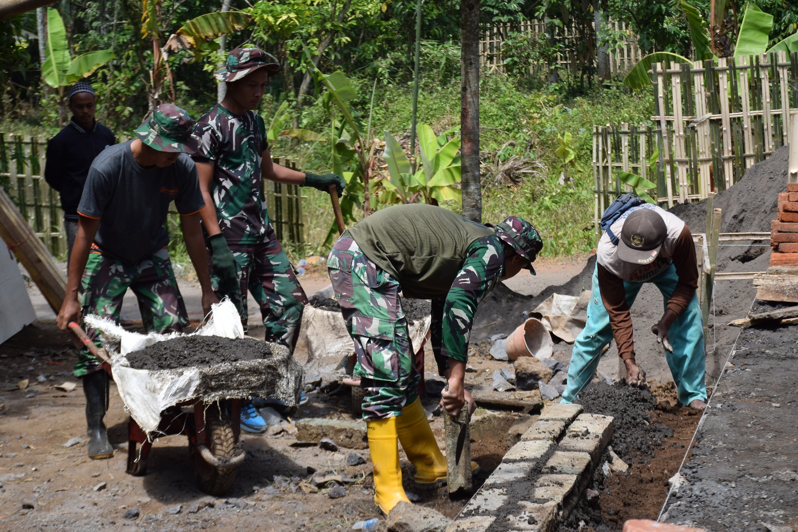 Praka Marinir, Barudin Saat Turut Serta Membangun Dalam Program TMMD