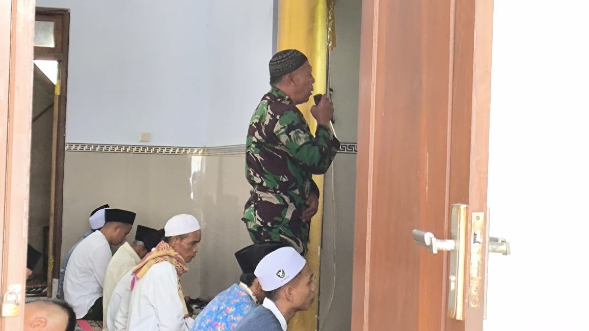 Letda Inf Saiful Saat Jadi Muadzin Sholat Jumat