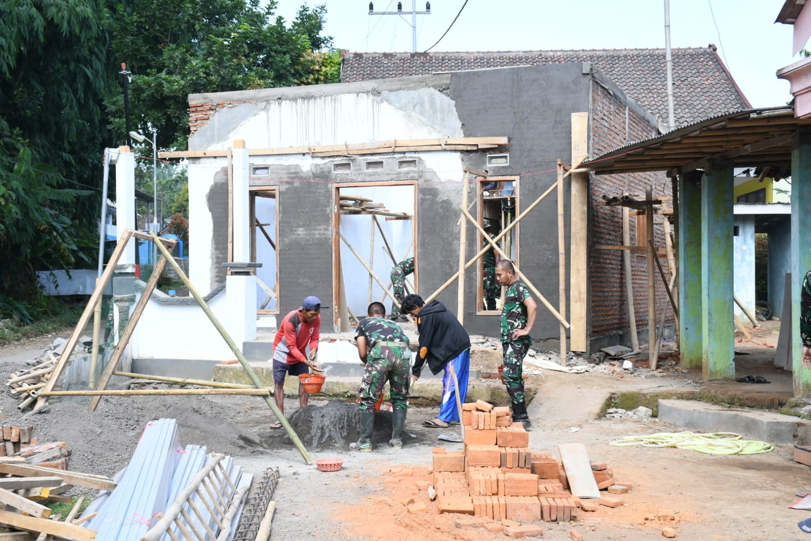 Sertu Muhamad Hidayat Bersama Kopka Lukman Tetap Semangat Dihari Weekend