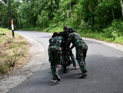 Tak Kenal Lelah Satgas TMMD Kodim 0822 Bondowoso Lewati Jalan Menanjak