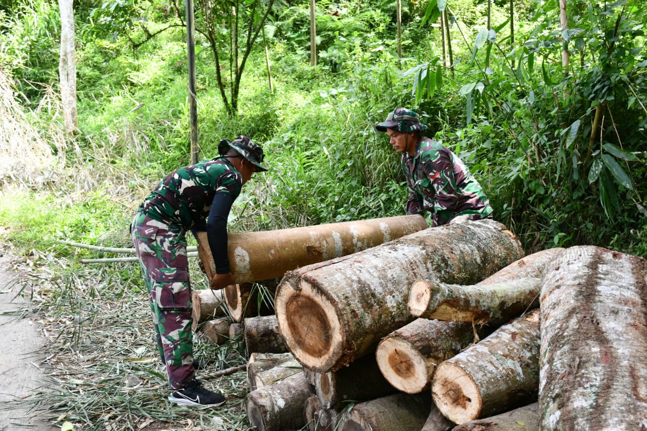 Satgas TMMD Kodim 0822 Saat Angkut Kayu Super Bahan Bangunan
