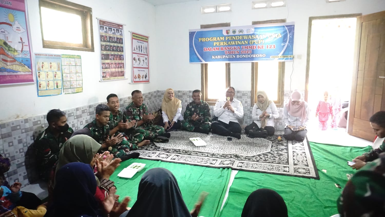 Satgas TMMD Ke-123 Kodim 0822 Saat Sosialisasi Tentang Pernikahan Dini