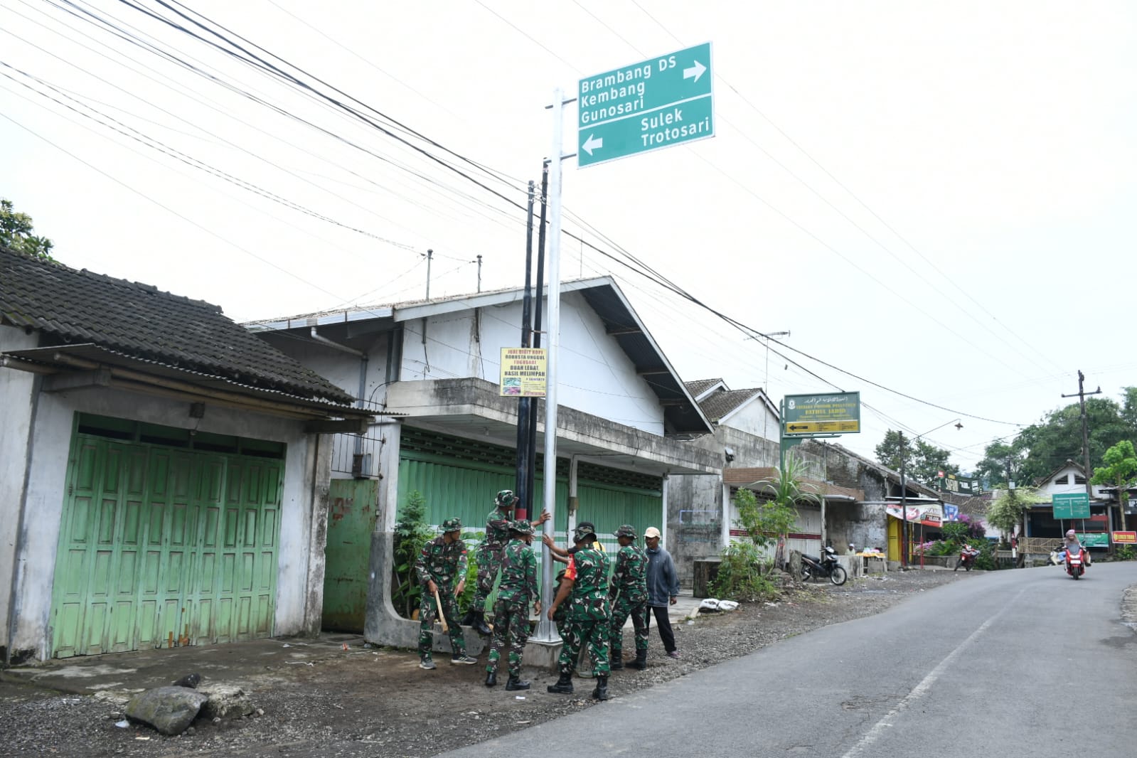 Satgas TMMD Ke 123 Kodim 0822 Bersama Dinas Perhubungan Bondowoso Saat Pasang Rambu Rambu Penunjuk Arah