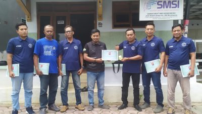 Ketua SMSI Bondowoso Arik Kurniawan Saat Berikat Sertifikat UKW