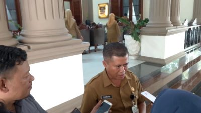 Ahmad Inspektur pada Dinas Inspektorat Kabupaten Bondowoso Saat Diwawancarai Media