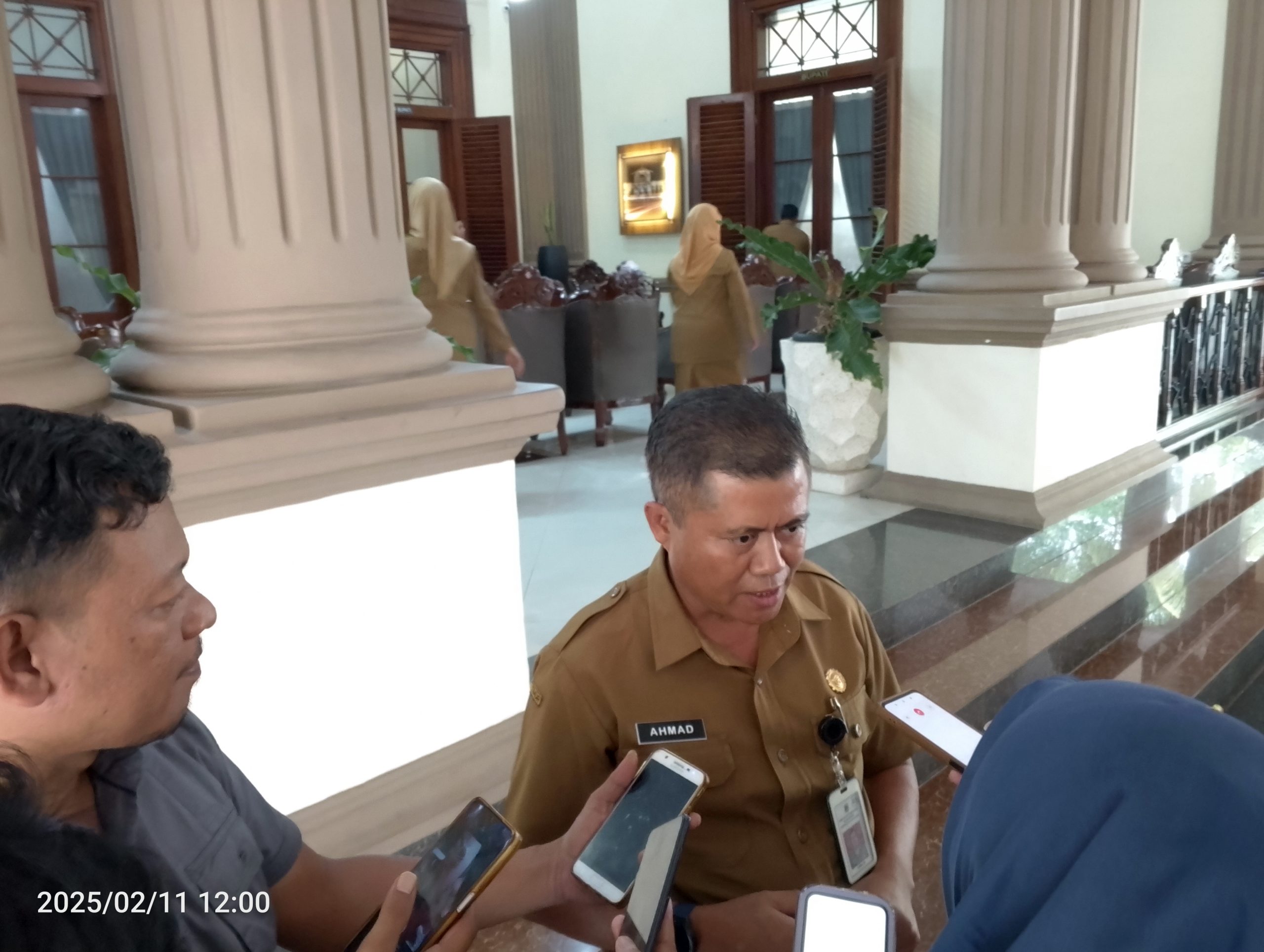 Ahmad Inspektur pada Dinas Inspektorat Kabupaten Bondowoso Saat Diwawancarai Media