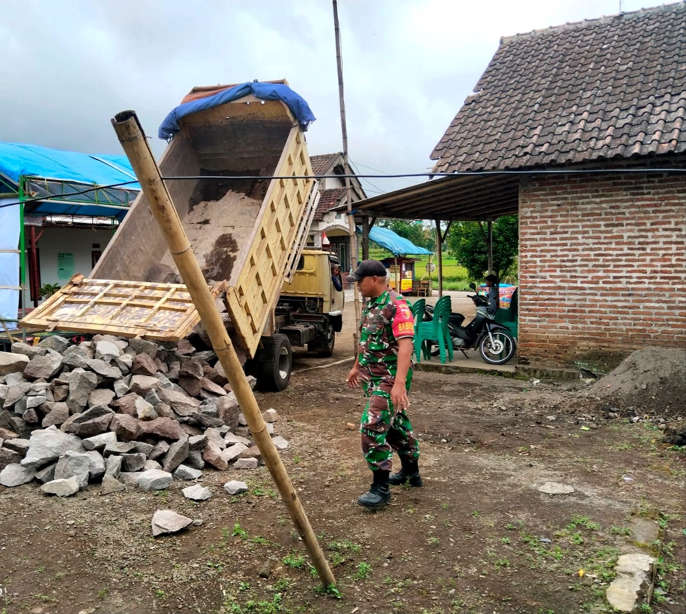 Material Batu Pecah Pembangunan TMMD Ke-123 Kodim 0822 Bondowoso