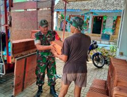 Babinsa Kawal Pengedropan Genteng untuk Pembangunan Mushola di Desa Trotosari