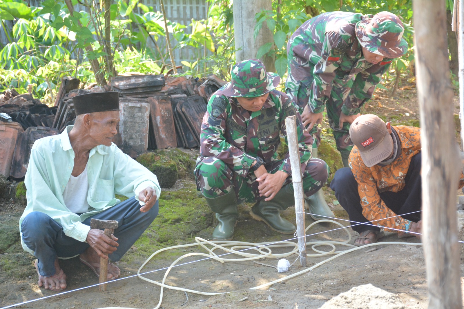 Satgas TMMD Ke-123 Saat Bersama Warga Penerima Bantuan Bedah Rumah