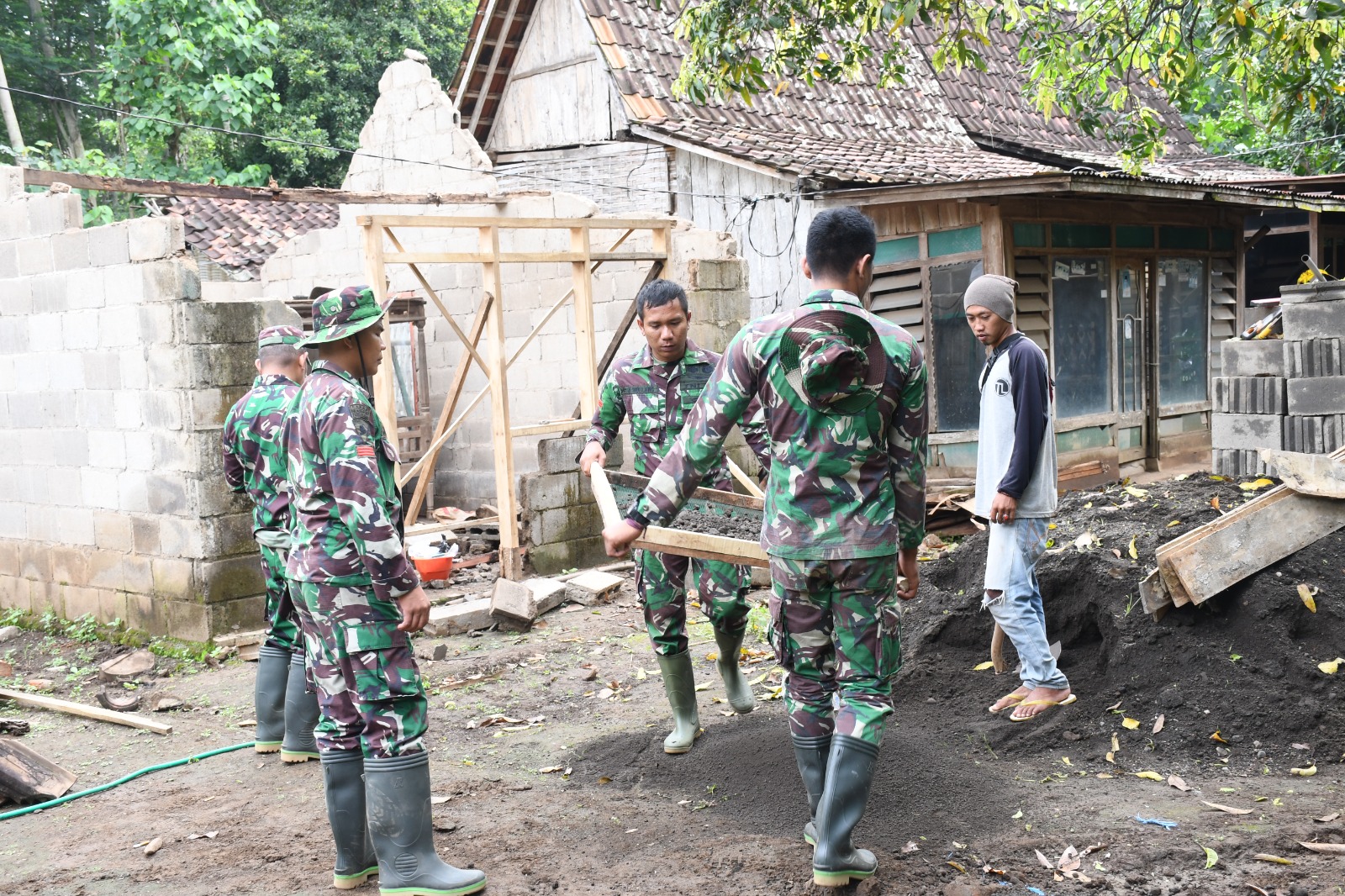 Satgas TMMD Ke-123 Bersama Warga Sekitar