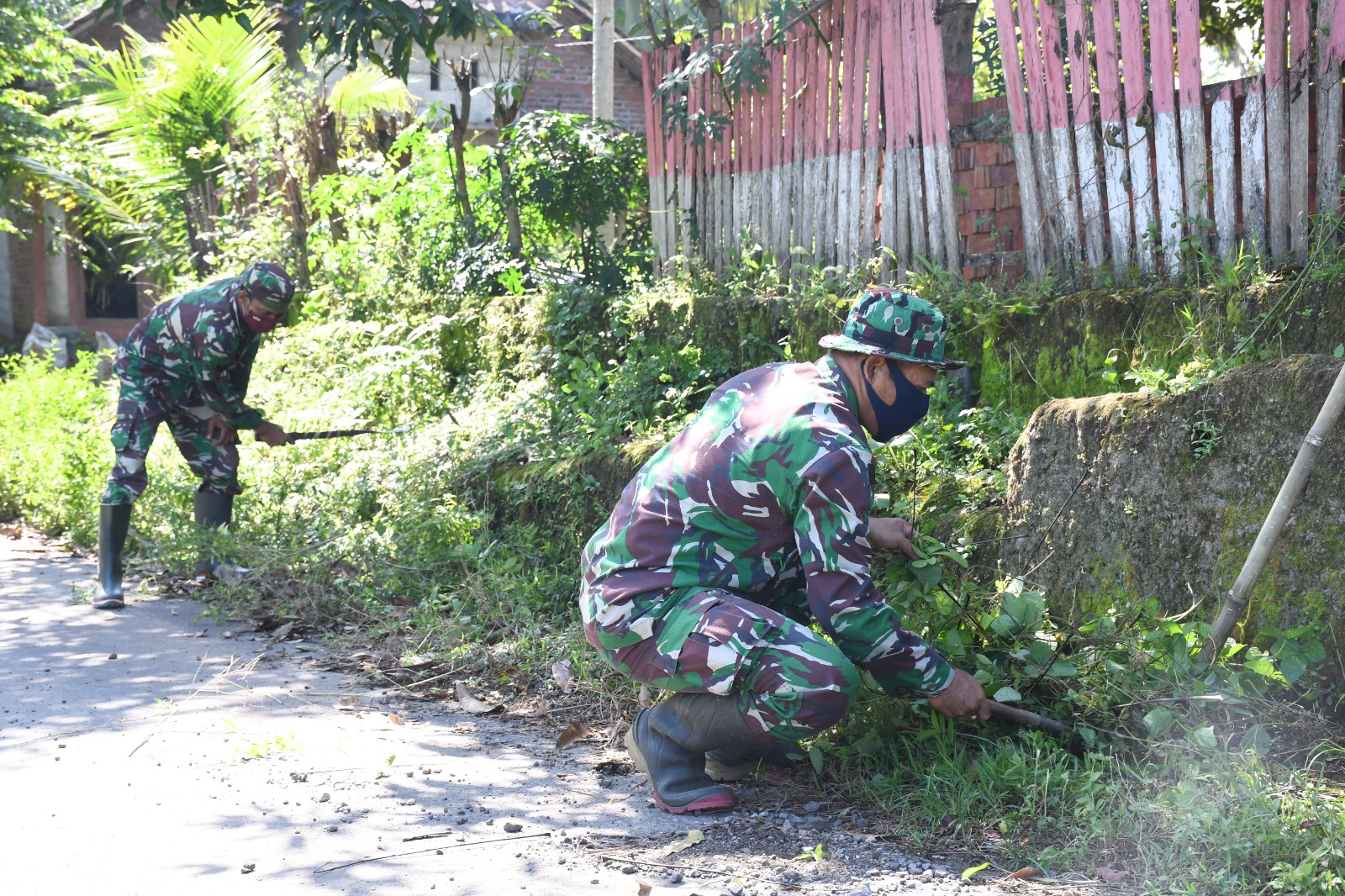 Satgas TMMD Ke-123 Kodim 0822 Bondowoso Saat Gotong Royong bersama Warga