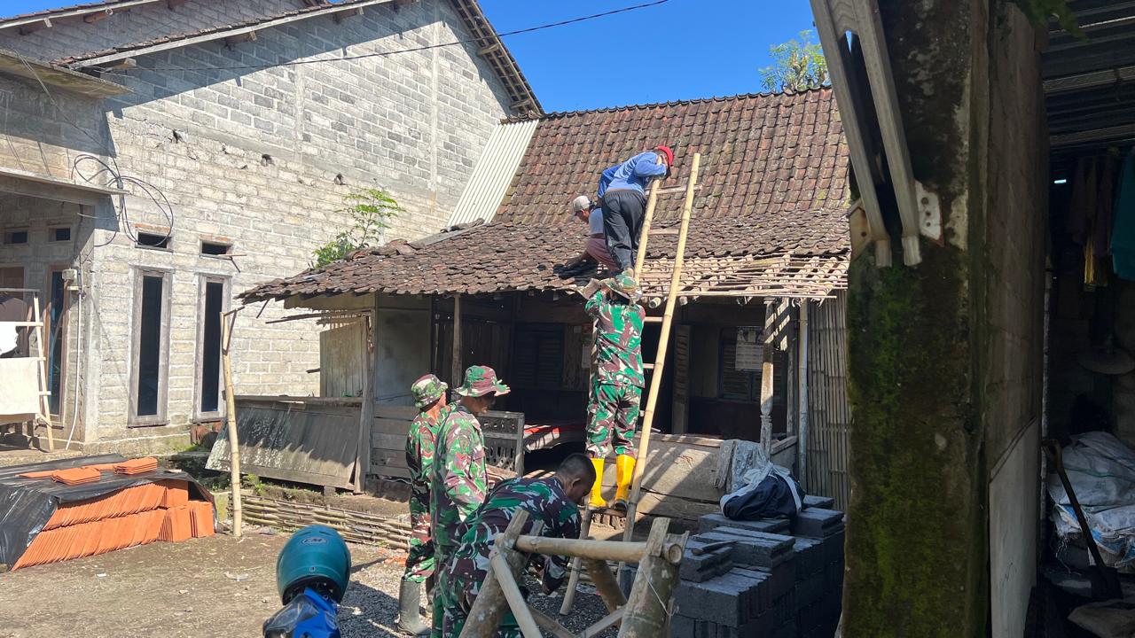 Satgas TMMD Ke-123 Kodim 0822 Saat Bantu Warga