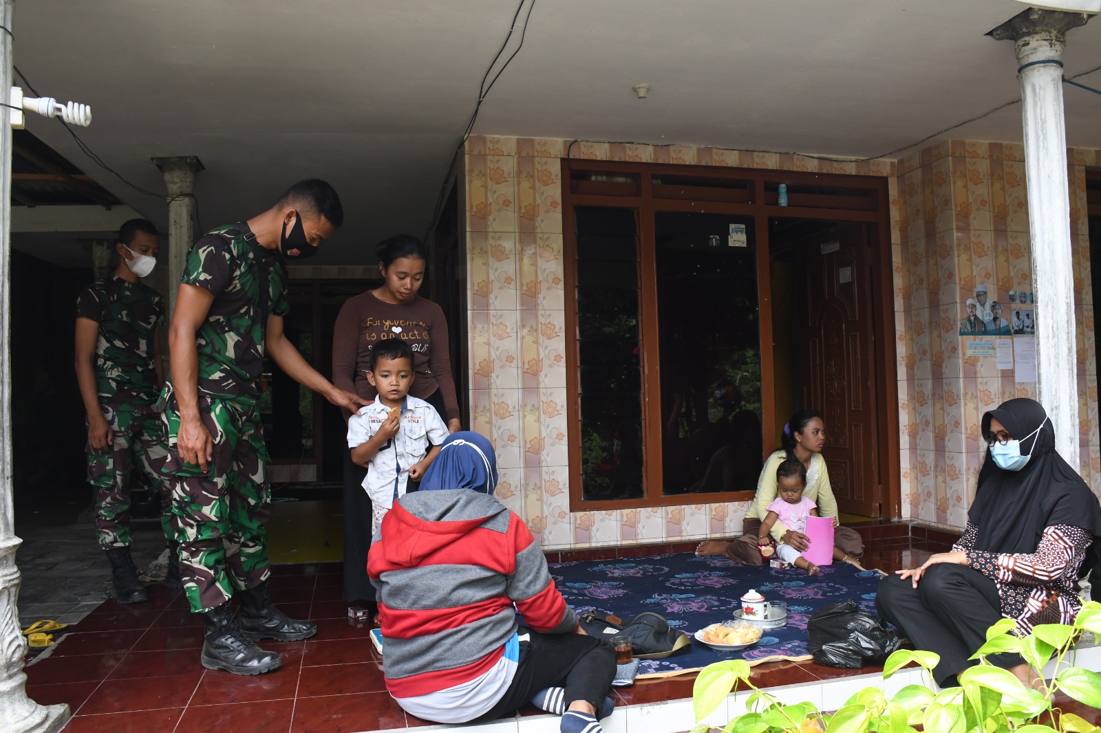 Satgas TMMD Ke-123 Kodim 0822 Saat Pendampingan Posyandu