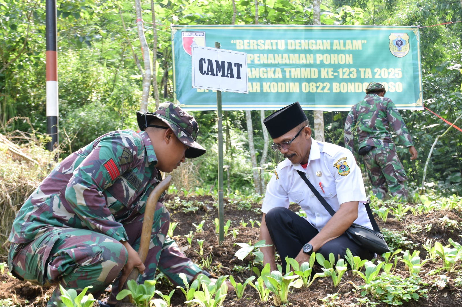 Satgas TMMD Ke-123 Saat Tanam Pohon di Desa Gunosari