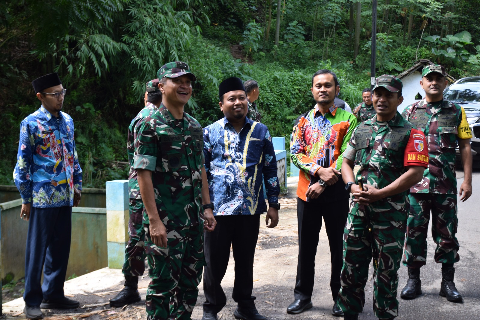 Wasev Aslog Panglima TNI DIdampingi Forkopimda Bondowoso Saat Tinjau TMMD Ke-123 Kodim 0822