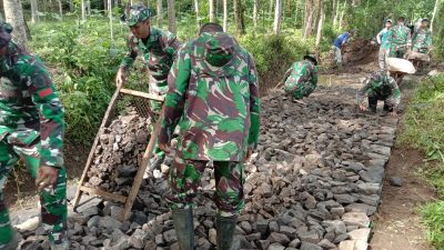 Satgas TMMD 123 Bondowoso Dan Warga Bahu-membahu Bangun Jalan Desa Gunosari