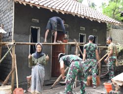 RUTILAHU di Bondowoso Dibangun, Ibu Surinap Tak Bisa Tahan Haru