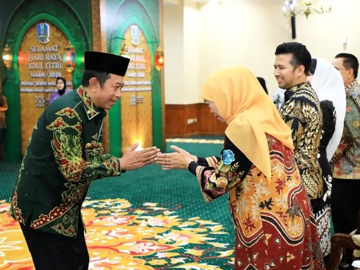 Bupati Bondowoso Bersama Gubernur Jatim Khofifah Indar Parawansa, Saat Halal Bihalal