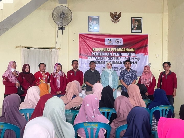 Anggota Komisi VIII DPR-RI Ina Ammania (Baju Biru) Saat Kunjungan Spesifik Program Keluarga Harapan (PKH) di Kabupaten Bondowoso