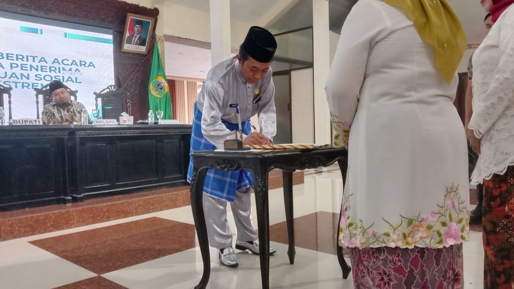 Bupati Bondowoso Saat Menandatangani Peresmian Louncing Program PERMATA