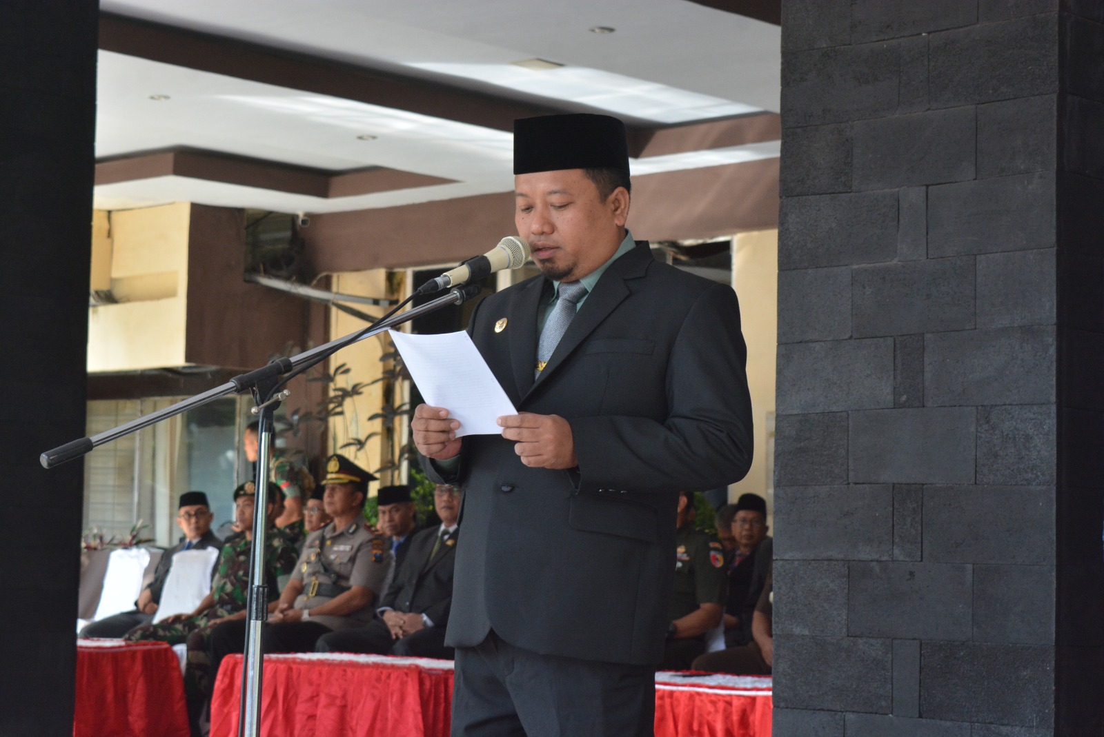 Wakil Bupati Bondowoso As'ad Yahya Syafi'i, S.E. Saat Pimpin Upacara Hari Otonom