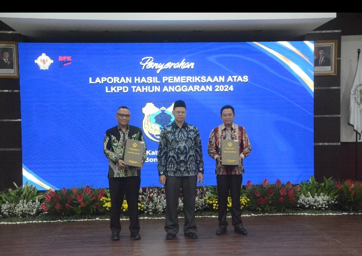 Bupati Bondowoso H. Abd. Hamid Wahid, M.Ag, (Kanan) Saat Terima WTP Dari BPK RI