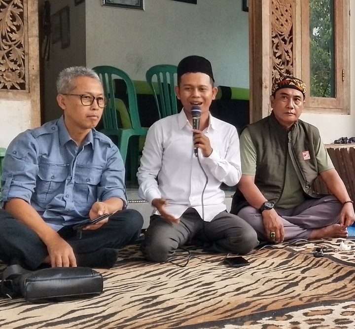 Kepala Dinas Pertanian Hendri Widotono, S.Pt, M.P, (Paling Kiri) Bersama Ketum DPD PSI Bondowoso (Tengah), dan Sekjen Saat Berdiskusi Bersama Petani Muda Milenial.