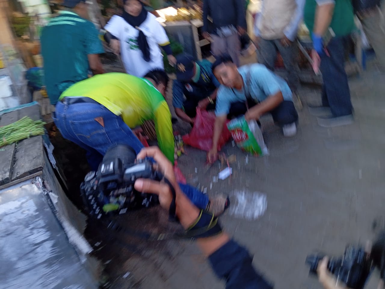Pegawai Dinas Lingkungan Hidup (DLH) Saat Mungut Sampah, Peringati Hari Lingkungan Hidup Sedunia