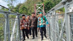 Bupati Bondowoso Abdul Hamid Wahid (kanan) di Dampingi Anggota DPRD Jatim (Tengah) Saat Peresmian Jembatan Gantung Desa Gayam dan Desa Lanas