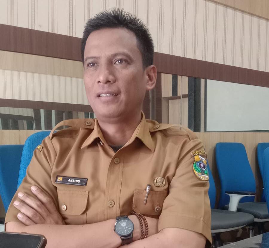 PLT Dinas Bina Marga Sumber Daya Air Bina Kontruksi Ansori, S.T, Saat Diwawancarai Media