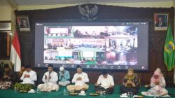 Bupati Bondowoso Abdul Hamid Wahid Saat Pimmpin Tahlil Almarhum Mantan Bupati Bondowoso Agus Sarosa