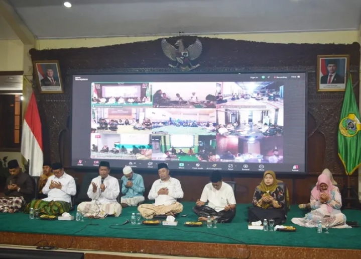 Bupati Bondowoso Abdul Hamid Wahid Saat Pimmpin Tahlil Almarhum Mantan Bupati Bondowoso Agus Sarosa