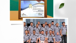Piagam Penghargaan dan Para perangkat Desa Sumbersuko Saat Terima Piagam