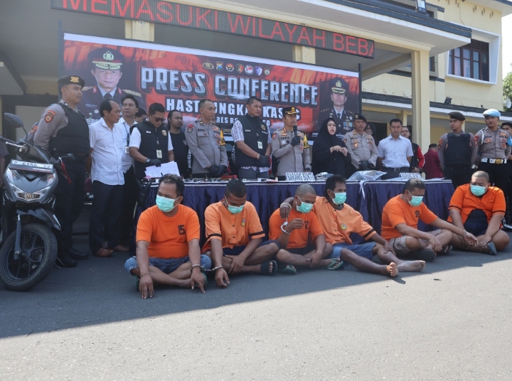 Para Tersangka Saat Gelar Pres Rilis di Polres Bondowoso