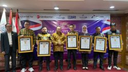 Para Tokoh Saat Meraih Penghargaan